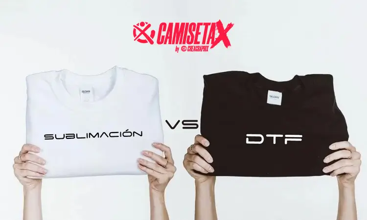 Dos camisetas dobladas una blanca y una negra, en una pone DTF y en la otra Sublimación